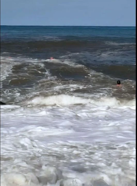 Denizde can pazarı! Saatlerce dalgalarla boğuştu! O korku dolu anlar kamerada - 1. Resim