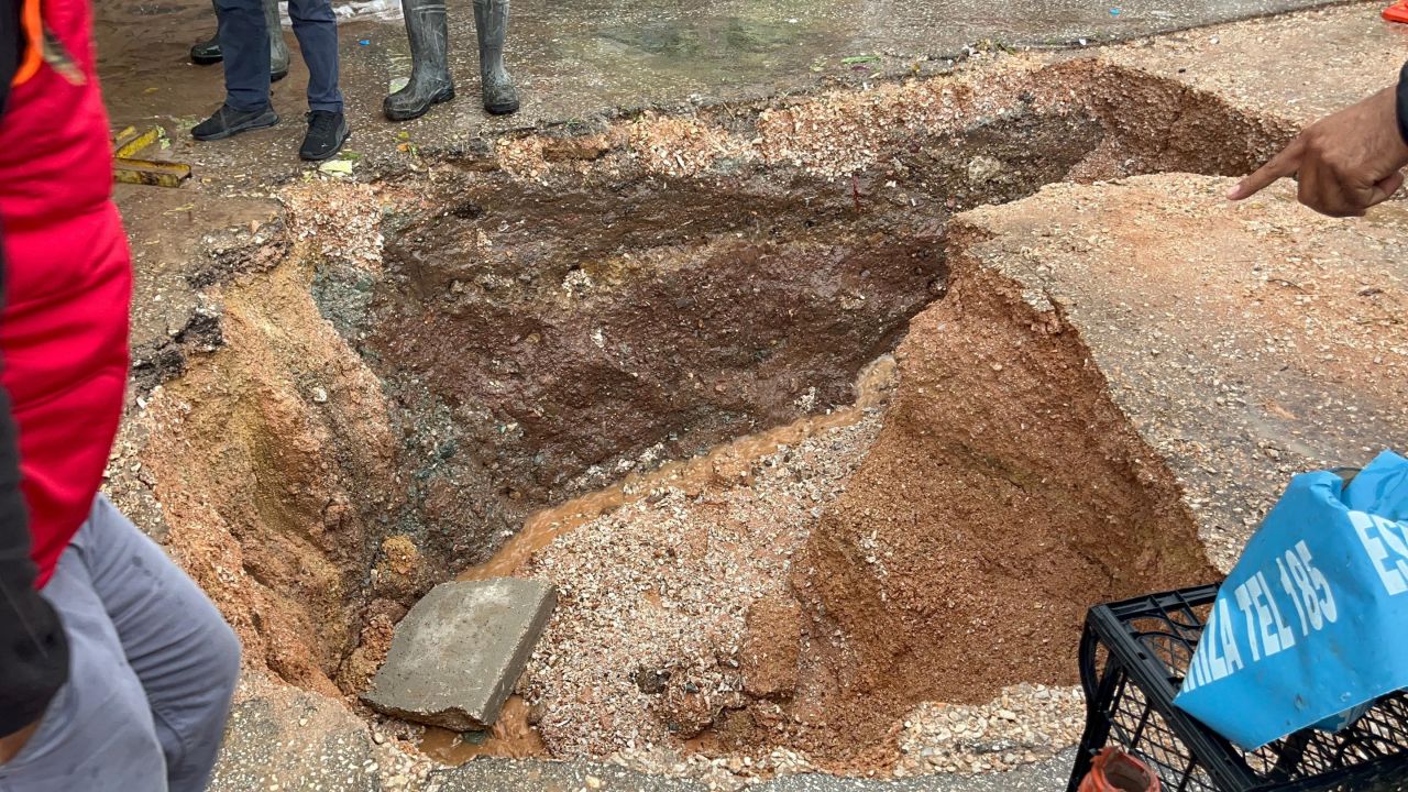 Eskişehir'de faciadan dönüldü! Pazar kurulurken yol çöktü! 2 metre derinliğinde çukur oluştu - 1. Resim