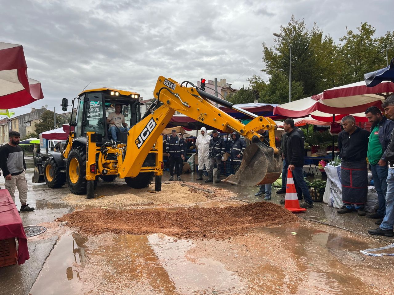 Eskişehir'de faciadan dönüldü! Pazar kurulurken yol çöktü! 2 metre derinliğinde çukur oluştu - 2. Resim