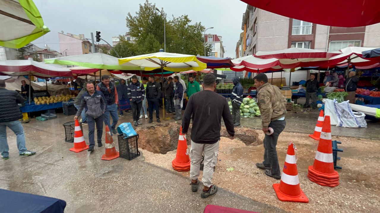 Eskişehir&#039;de faciadan dönüldü! Pazar kurulurken yol çöktü! 2 metre derinliğinde çukur oluştu