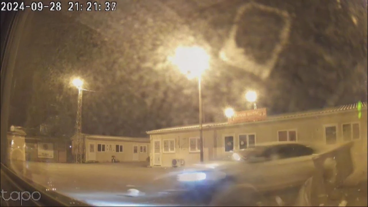 Hatay'da şoke eden kaza! İş yerinin içinden geçerek diğer iş yerine çarptı - 1. Resim