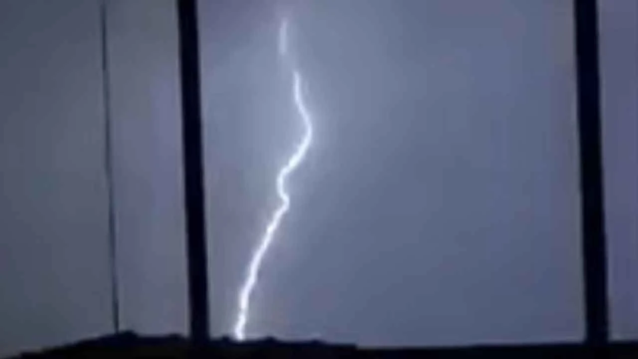 İstanbul'da gece saatlerinde aniden sağanak bastırdı! Peş peşe şimşekler çaktı - 1. Resim