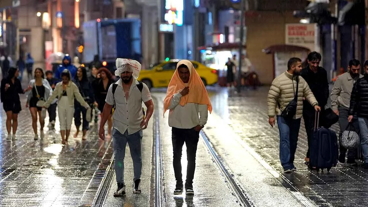 İstanbul'da gece saatlerinde aniden sağanak bastırdı! Peş peşe şimşekler çaktı - 2. Resim