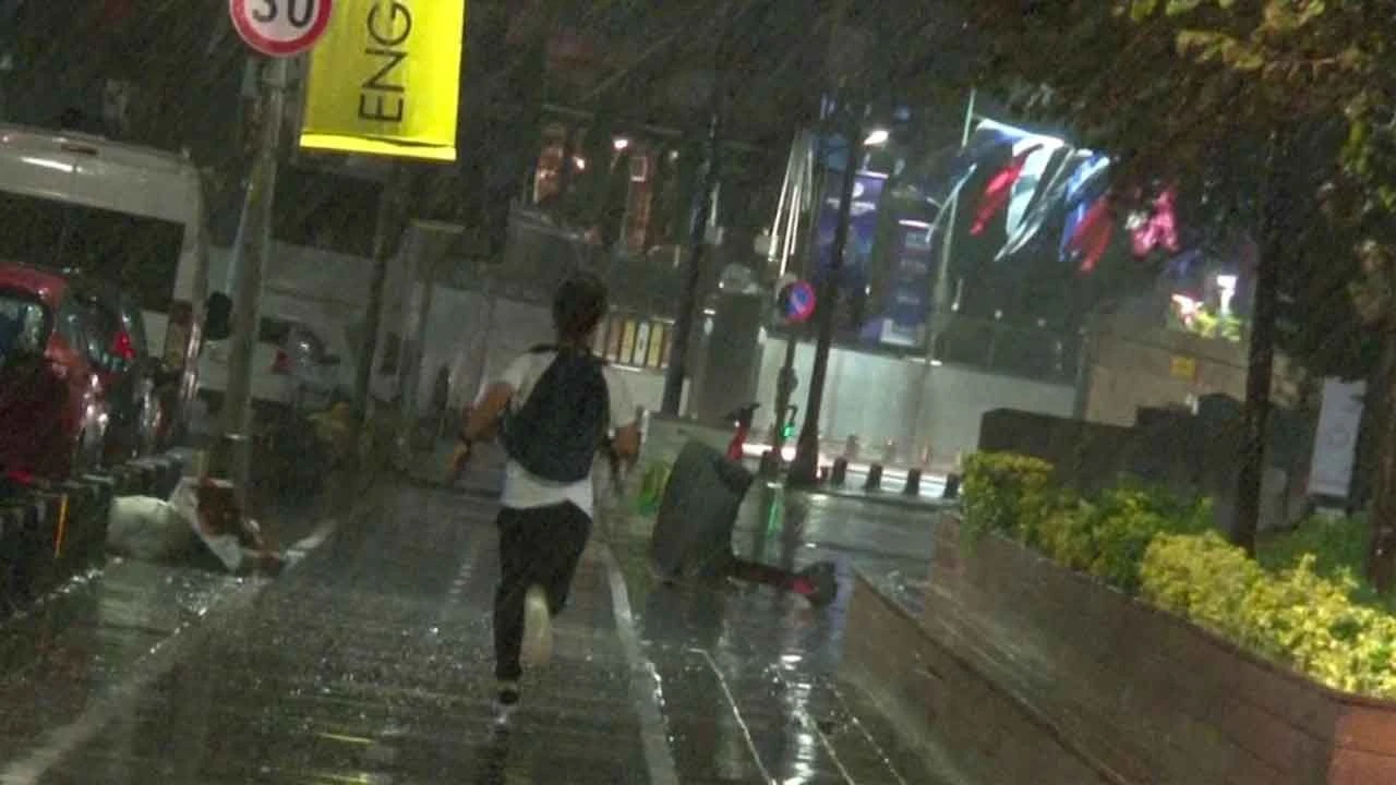 İstanbul'da gece saatlerinde aniden sağanak bastırdı! Peş peşe şimşekler çaktı - 3. Resim