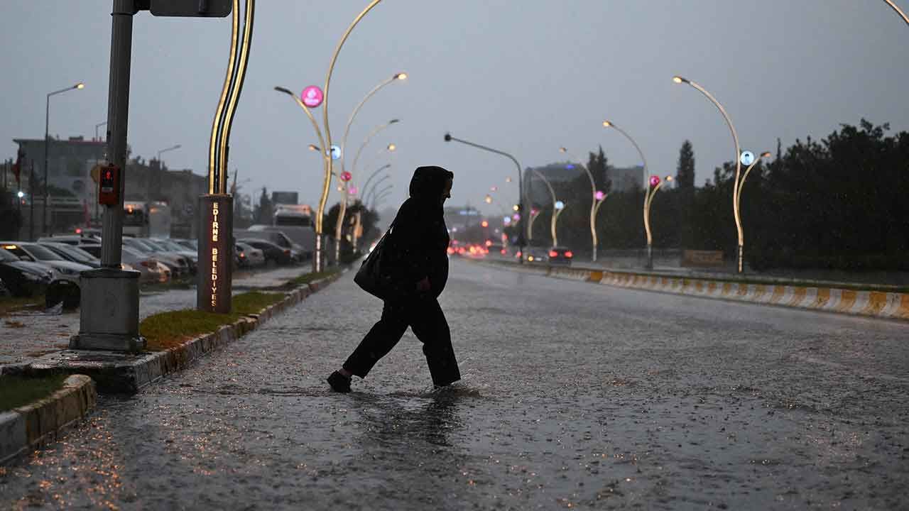 Meteoroloji 30 Eylül 2024 hava durumu raporunu yayımladı: İstanbul dahil 13 ilde sarı alarm! Sıcaklıklar birden düşüyor, şiddetli sağanak geliyor