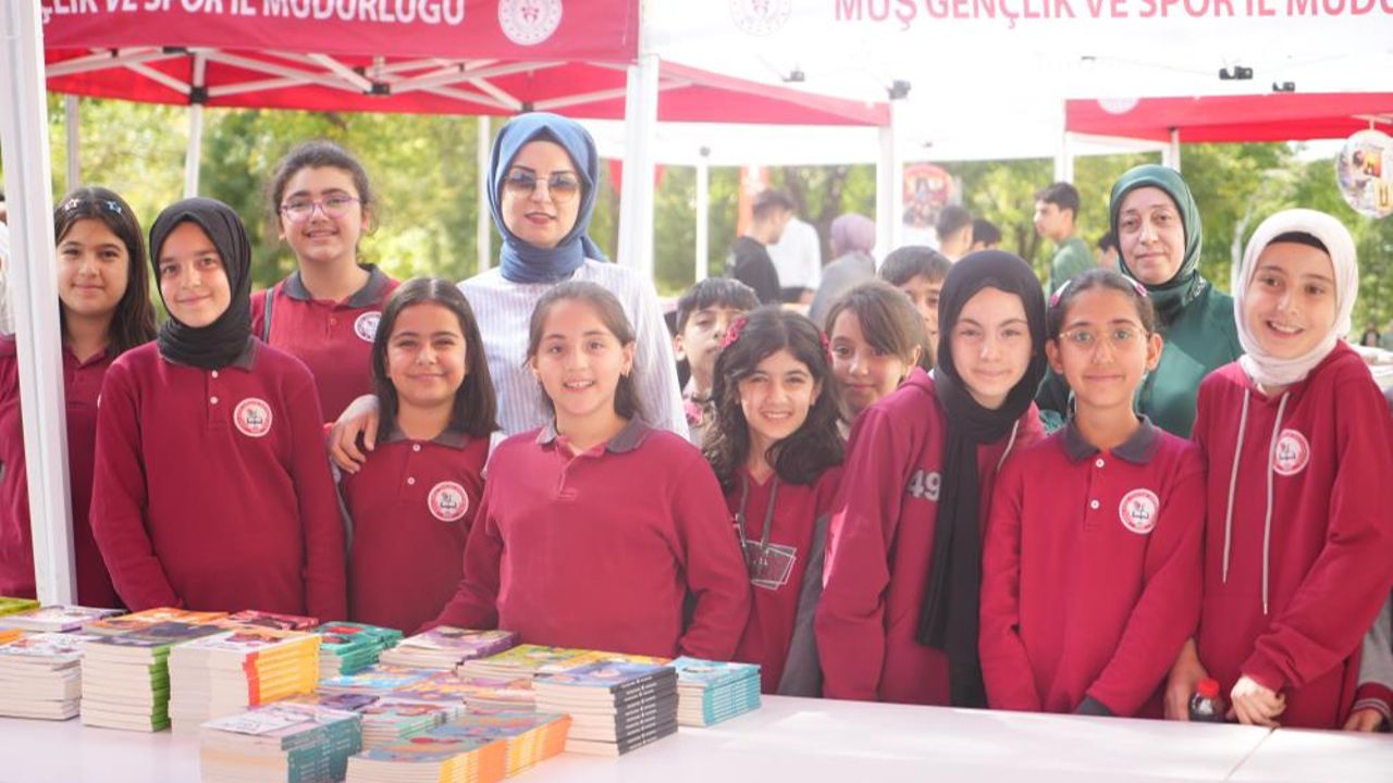 Muş’ta kitapseverler “Okutan şehir okuyan nesil” mottosuyla kitap günlerine akın etti!