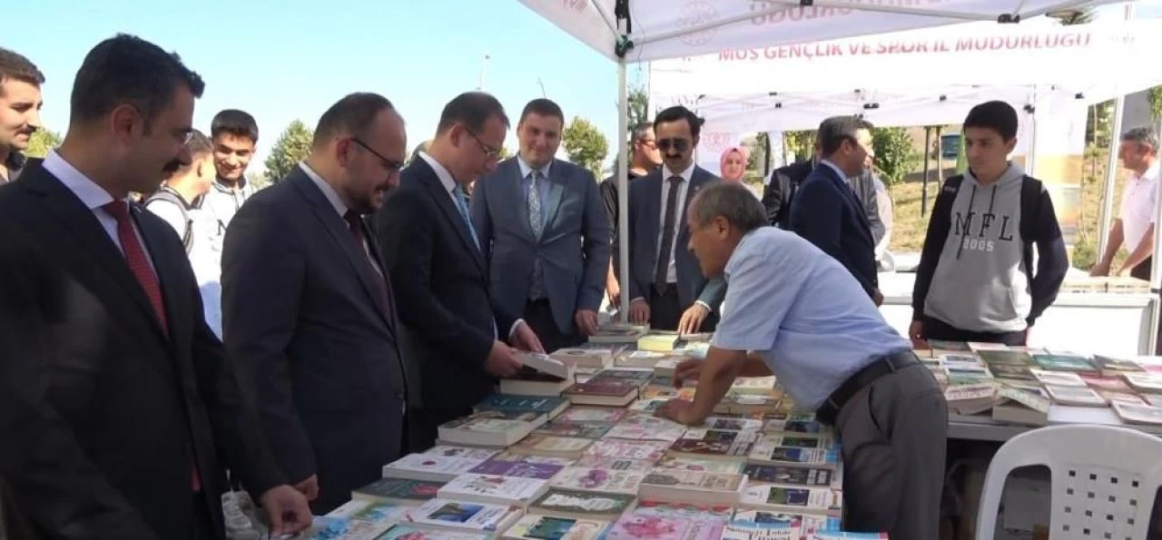 Muş’ta kitapseverler “Okutan şehir okuyan nesil” mottosuyla kitap günlerine akın etti!