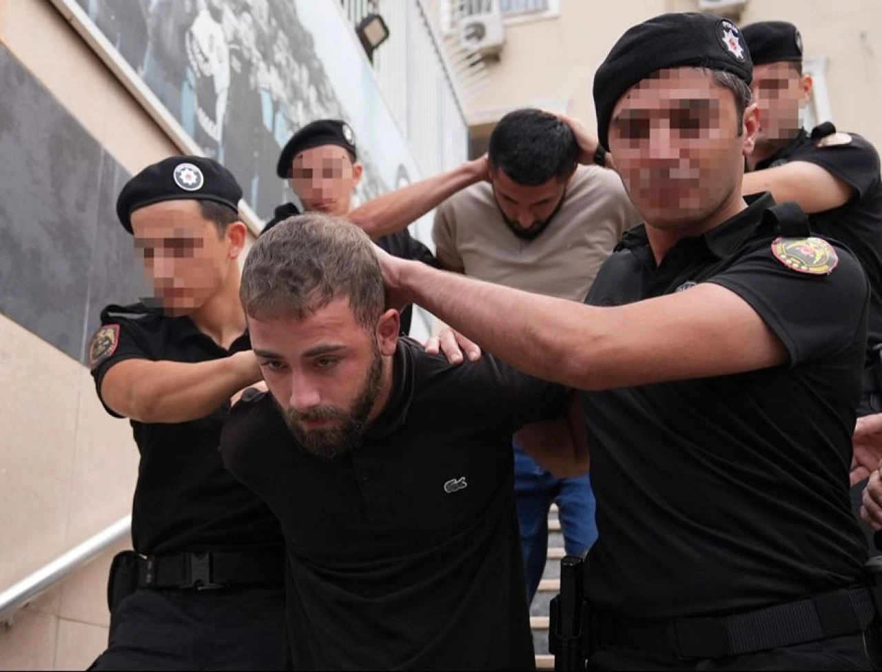 Son dakika | Serhat Akın'a saldıran şüpheliler adliyeye sevk edildi - 1. Resim