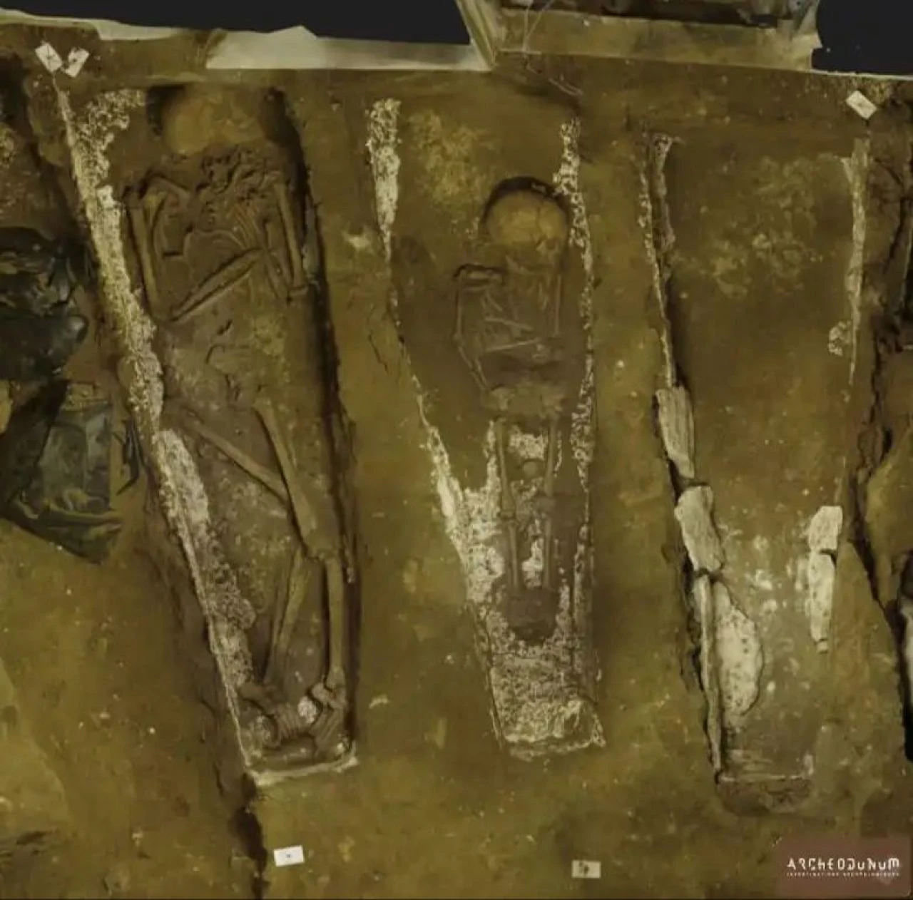 Tadilat sırasında evin bodrumundan çıkanlar şoke etti! Uzmanlar eve yığıldı, kazı başladı - 4. Resim