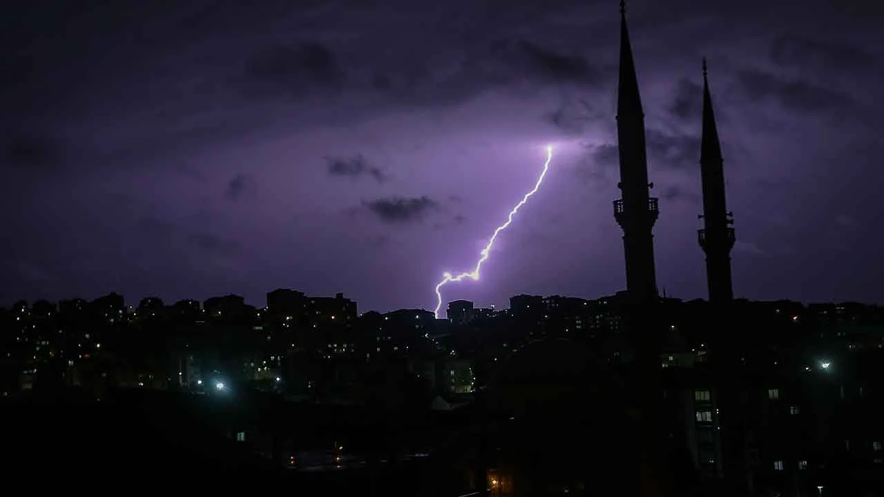 Tekirdağ'da şimşekli akşam! Gökyüzünde görsel şölen oluştu - 1. Resim