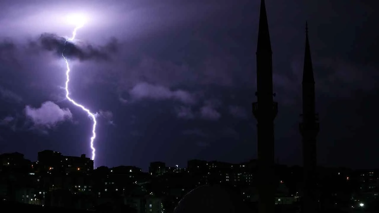 Tekirdağ'da şimşekli akşam! Gökyüzünde görsel şölen oluştu - 4. Resim