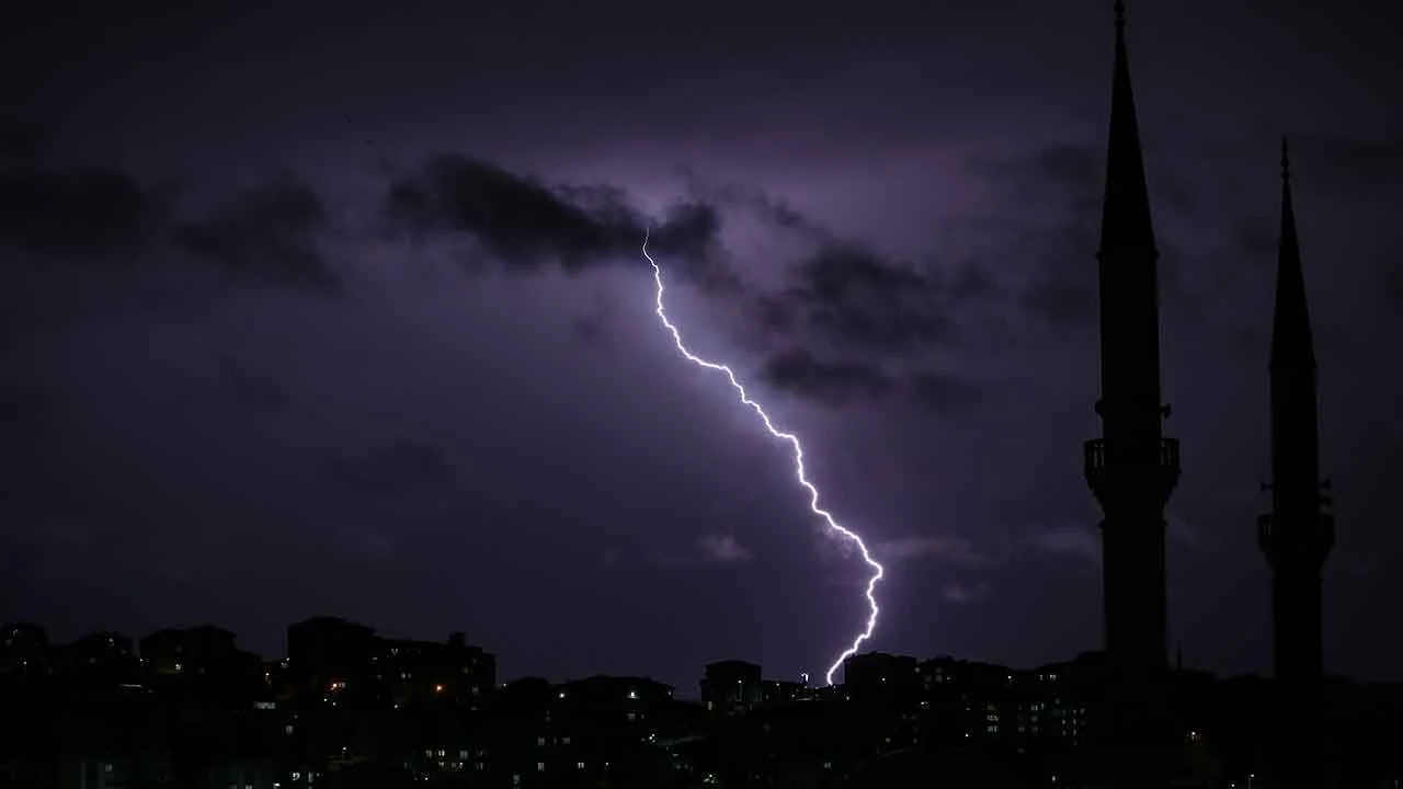 Tekirdağ'da şimşekli akşam! Gökyüzünde görsel şölen oluştu - 3. Resim