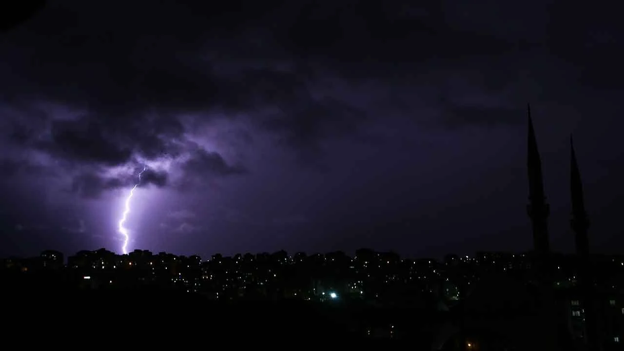 Tekirdağ'da şimşekli akşam! Gökyüzünde görsel şölen oluştu - 2. Resim