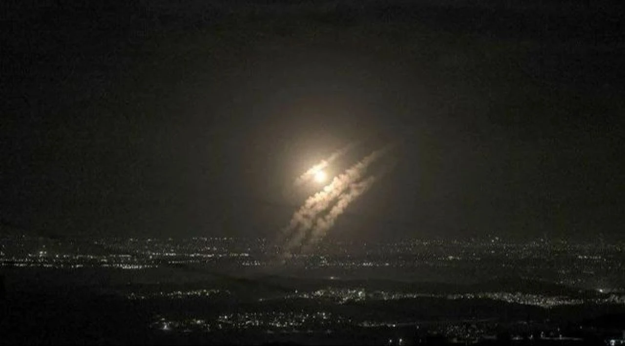 ABD, İsrail'e toz kondurmuyor! İran yüzlerce füze yağdırdı, Beyaz Saray 'etkisiz oldu' dedi