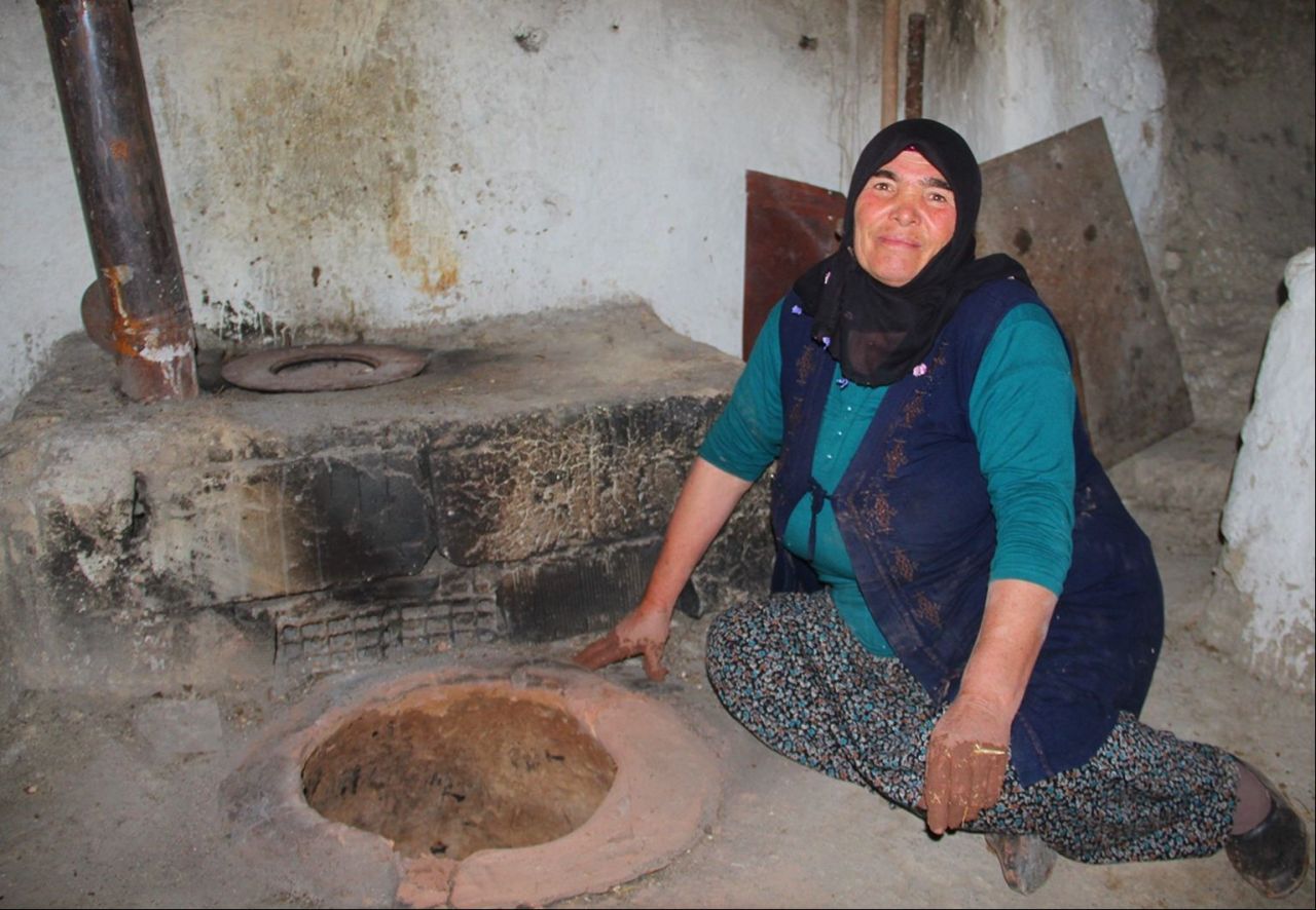 Bunu erkekler değil kadınlar yapar! Yıllardır gelir kapısı oldu, çamurla 6 çocuk büyüttü - 2. Resim