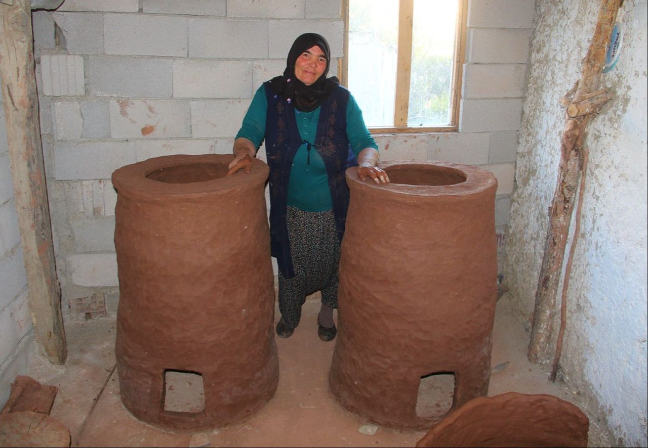 Bunu erkekler değil kadınlar yapar! Yıllardır gelir kapısı oldu, çamurla 6 çocuk büyüttü - 1. Resim