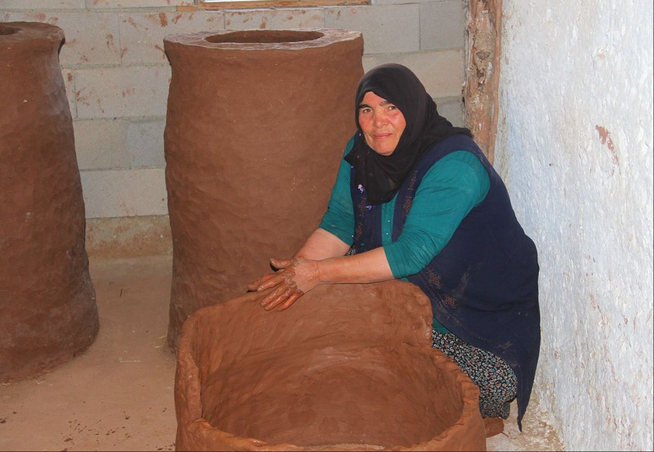 Bunu erkekler değil kadınlar yapar! Yıllardır gelir kapısı oldu, çamurla 6 çocuk büyüttü - 3. Resim