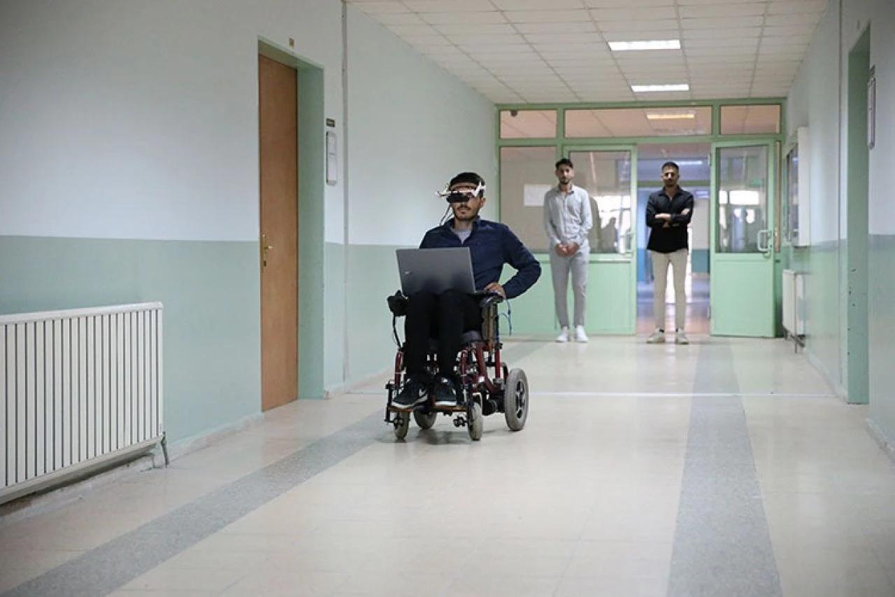 Engelli bireylerin hayatını değiştirecek! Gözlerle kontrol edilen tekerlekli sandalye geliştirildi