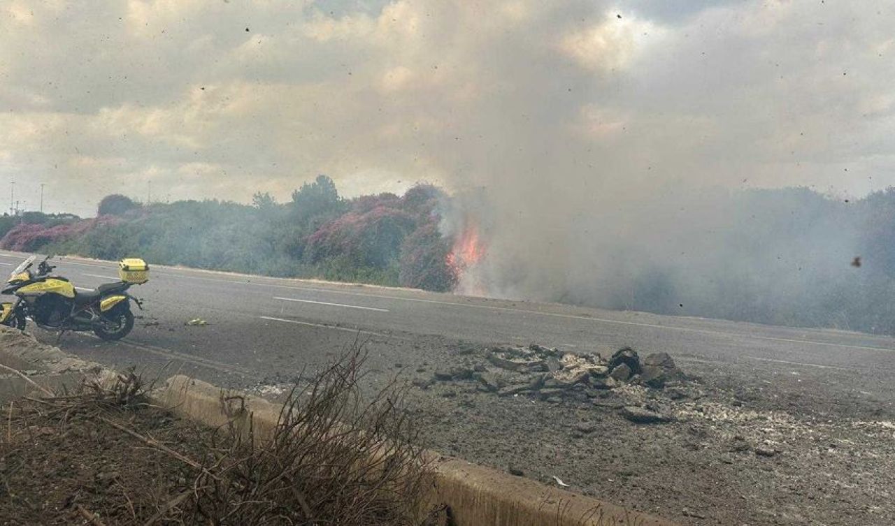 Hizbullah ve Husiler'den ortak saldırı! Mossad'ın kalbi hedef alındı - 1. Resim