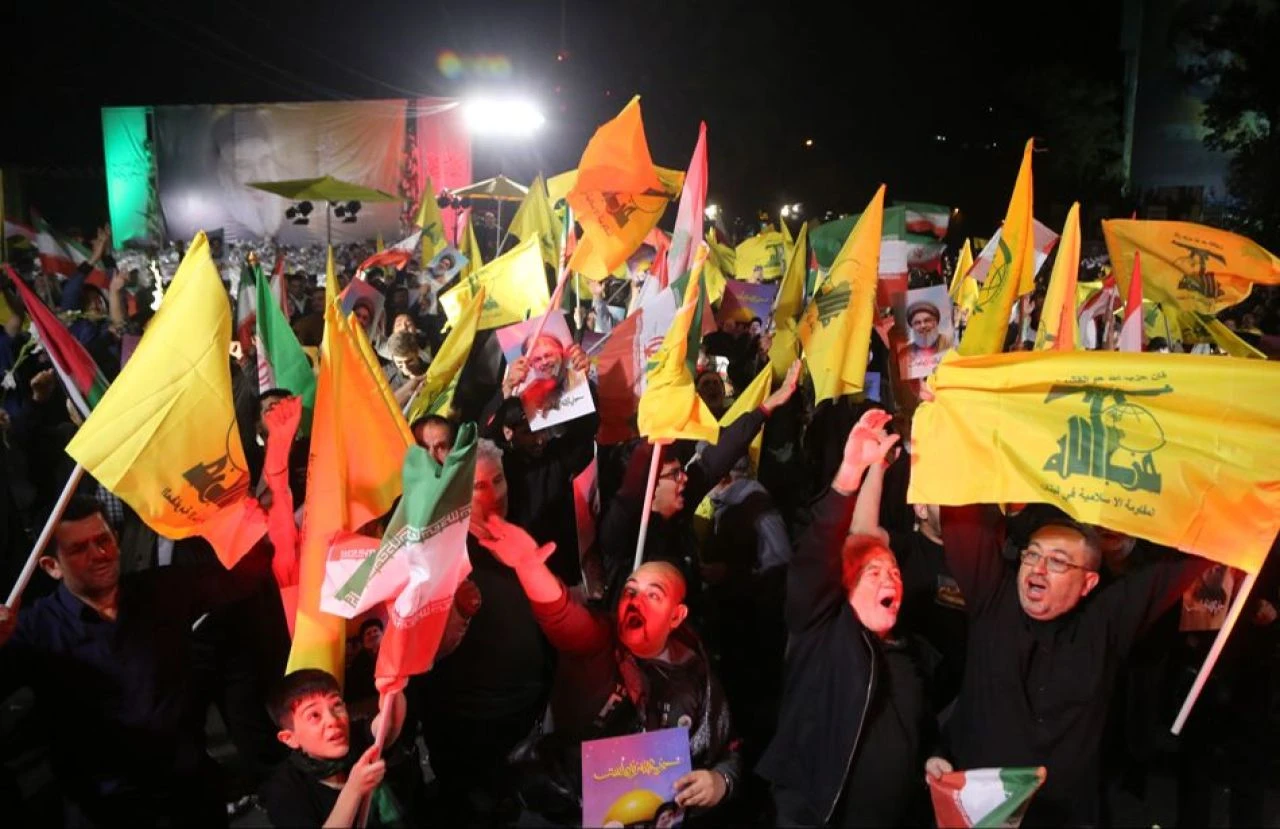 İsrail'e saldırı sonrası İran'da halk sokaklara indi! Tahran'da 'taviz yok' sesleri