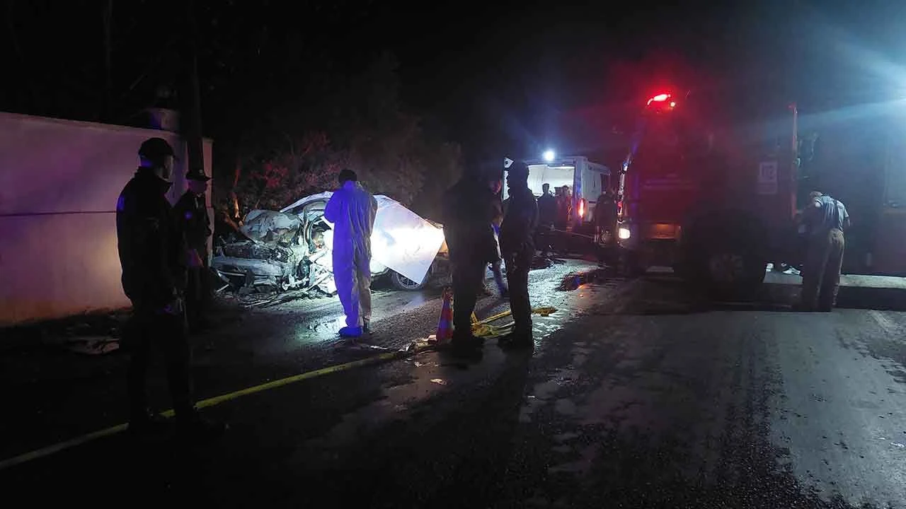 İzmir'de feci kaza! Duvara çarpan otomobil bir anda alev aldı: 1 ölü - 1. Resim