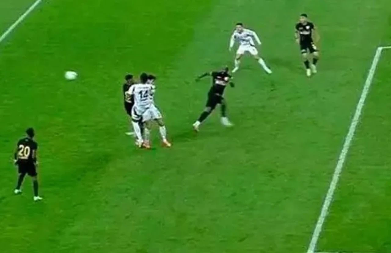 Kayserispor - Beşiktaş maçının tartışmalı pozisyonlarını eski hakemler değerlendirdi - 5. Resim