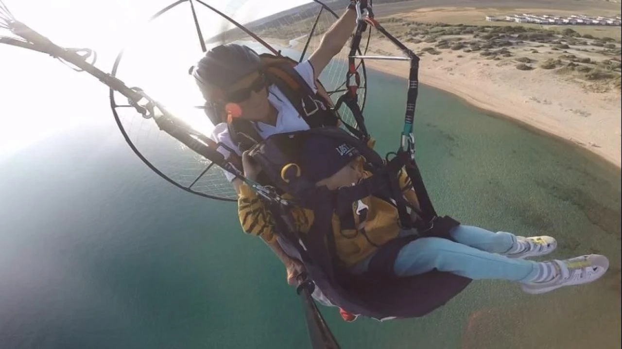 Metrelerce yükseklikte uykuya yenik düştü! Minik Eren paramotorda mışıl mışıl uyudu: 'Motorun sesi ninni gibi geldi' - 1. Resim