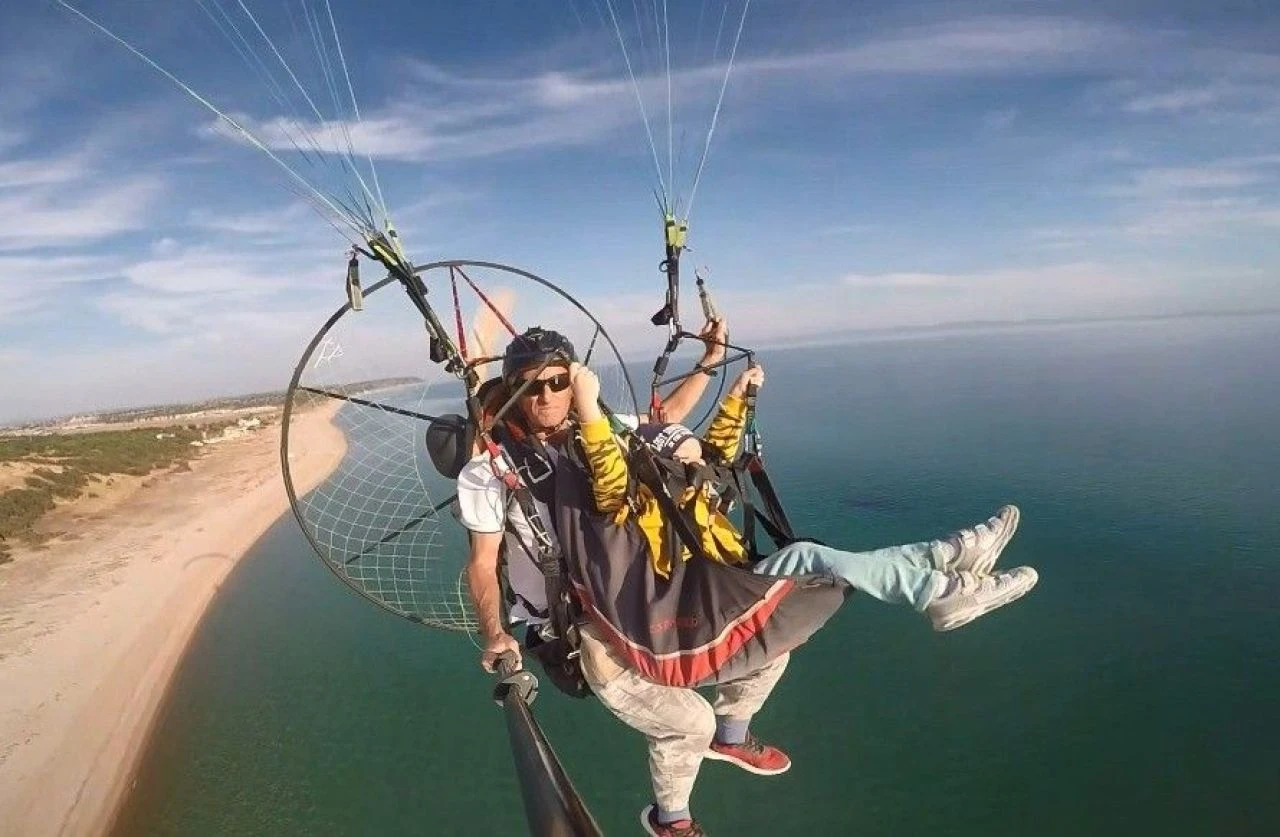 Metrelerce yükseklikte uykuya yenik düştü! Minik Eren paramotorda mışıl mışıl uyudu: 'Motorun sesi ninni gibi geldi' - 2. Resim