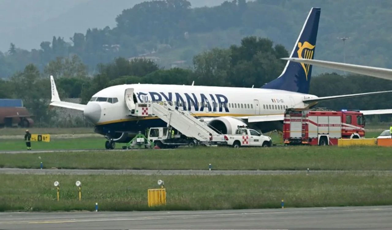 Yolcu uçağı piste inerken tekeri patladı, facia kıl payı önlendi! Uçuşlar askıya alındı - 2. Resim