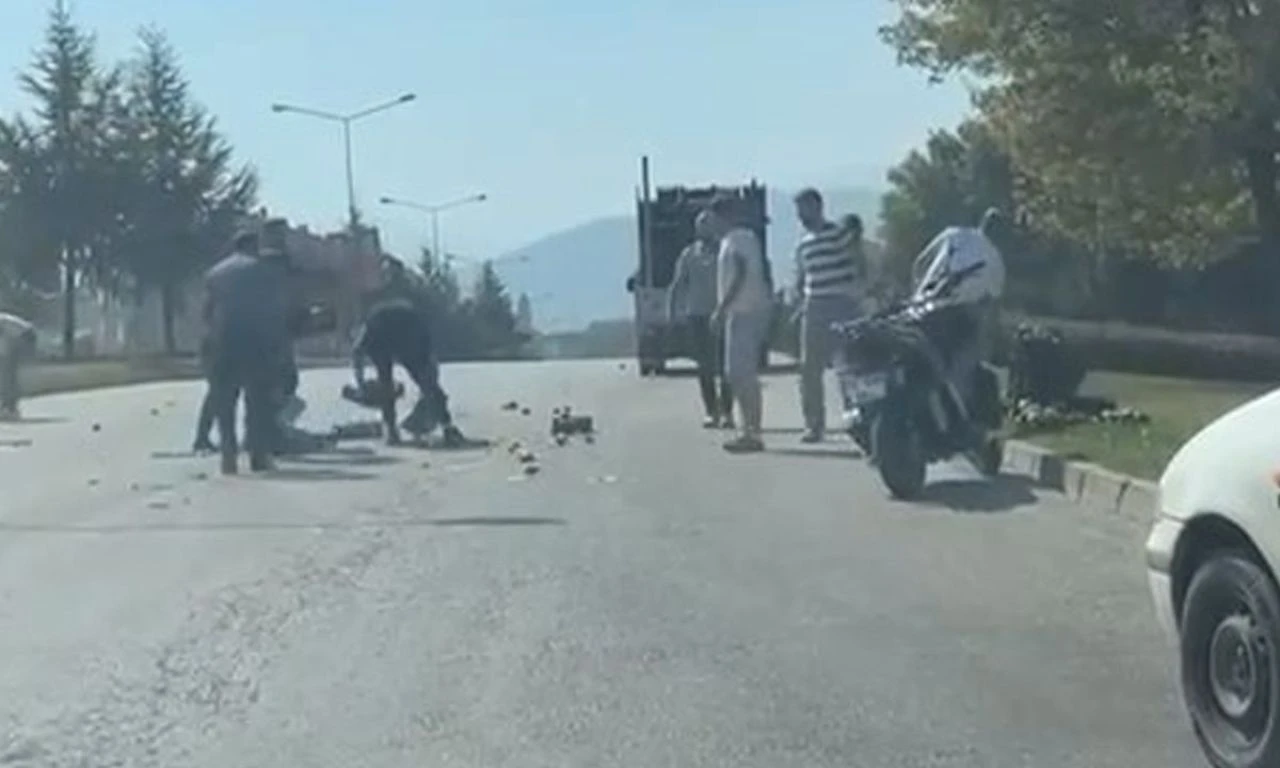 Yürek ısıtan görüntü! Bir an düşünmeden yardıma koştular - 1. Resim