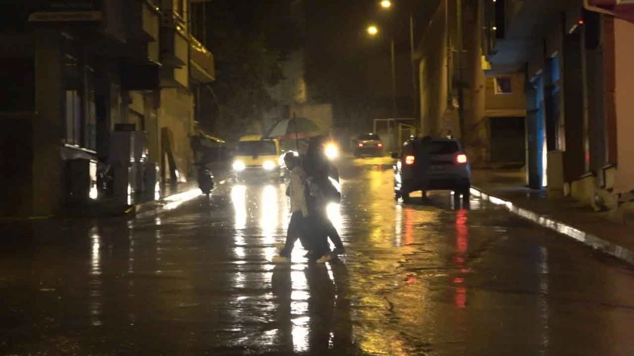 Bayburt'ta  şimşekler geceyi gündüze çevirdi! O anlar kamerada - 1. Resim