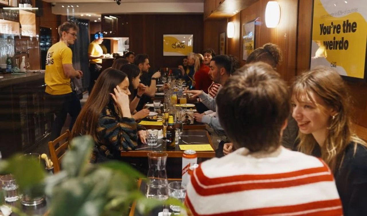 Bu restoranın kapısında kuyruk oluyorlar! Yedikleri tek şey ise cırcır böceği