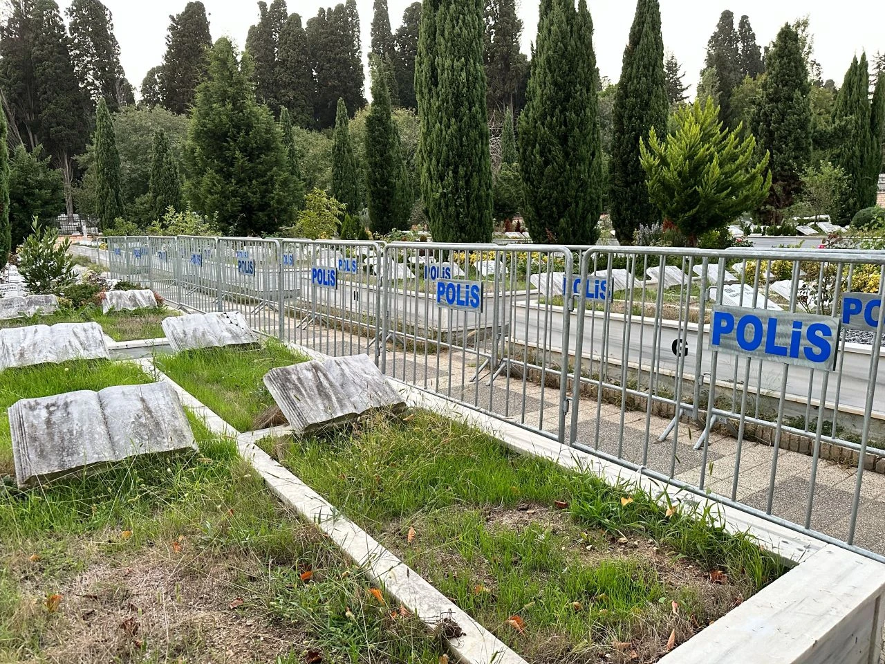 Cem Garipoğlu'nun mezarının açılması öncesi dikkat çeken hareketlilik! Fethi kabir öncesi taşıdılar - 2. Resim