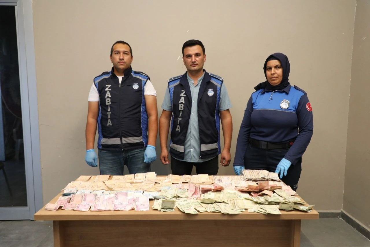 Dilencinin günlük kazancı dudak uçuklattı! Ekipler say say bitiremedi - 2. Resim