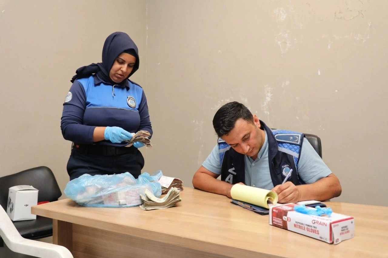 Dilencinin günlük kazancı dudak uçuklattı! Ekipler say say bitiremedi - 1. Resim