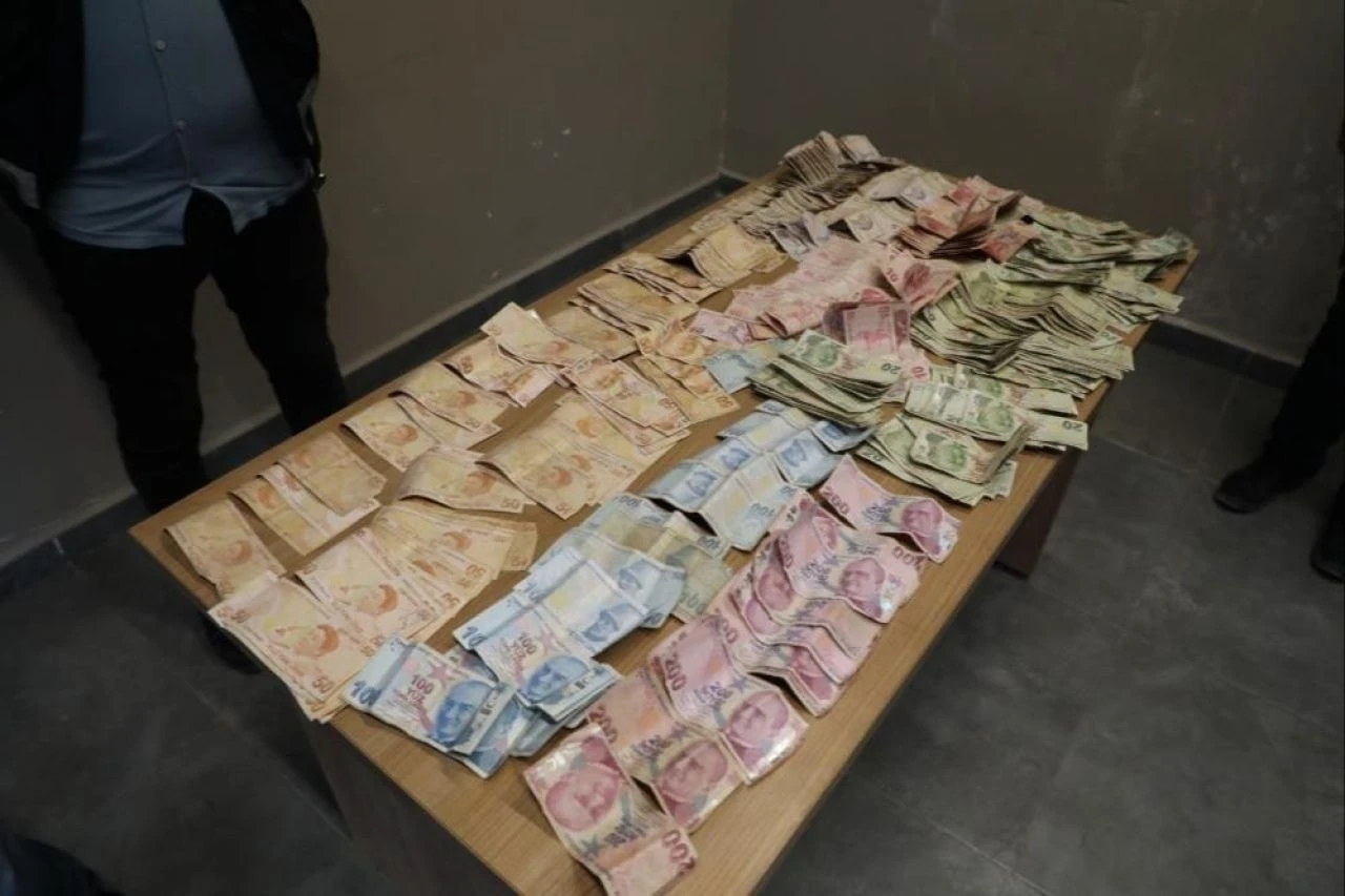 Dilencinin günlük kazancı dudak uçuklattı! Ekipler say say bitiremedi - 3. Resim