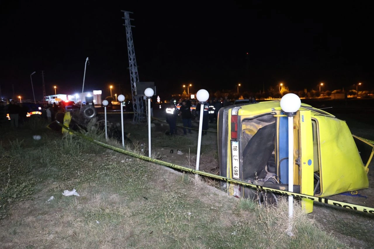 Direğe çarpan otomobil parça parça oldu: Kaza sonrası aracın hali dehşete düşürdü