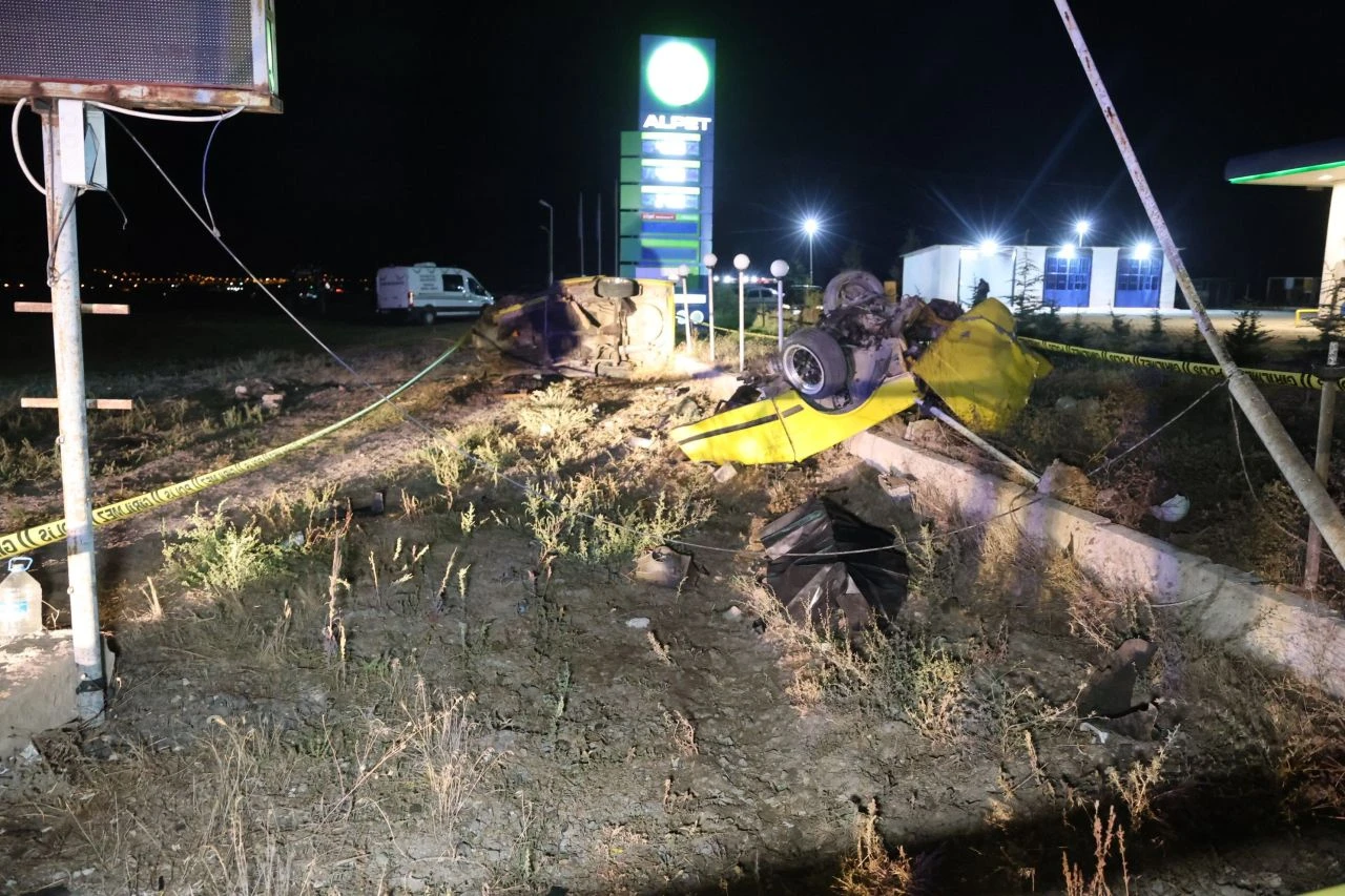 Direğe çarpan otomobil parça parça oldu: Kaza sonrası aracın hali dehşete düşürdü