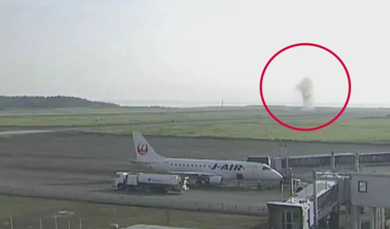 Havaalanı pisti havaya uçtu! Metrelerce uzunlukta krater oluştu - 1. Resim