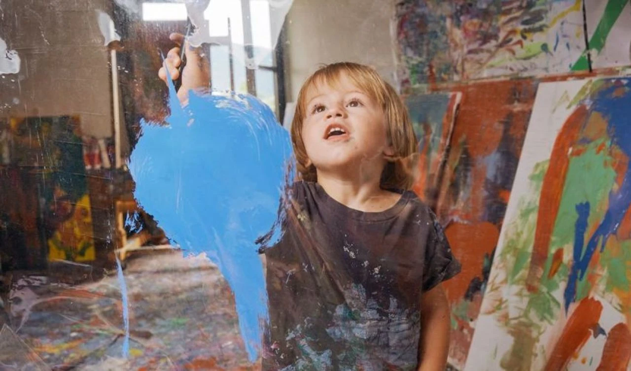 Herkes tablosunu almak için sıraya girdi! 'Küçük Picasso' yaptığı tabloyu dudak uçuklatan fiyata sattı