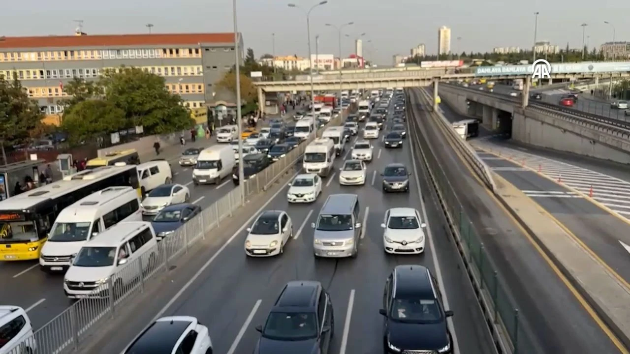 Okullar açıldı, trafik çilesi başladı! İstanbul'da trafik yoğunluğu yüzde 74