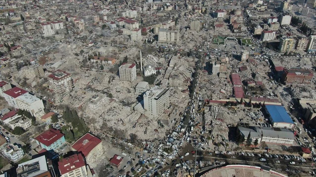 Hollanda&#039;daki maçlarda depremden dolayı hayatını kaybedenler için saygı duruşu