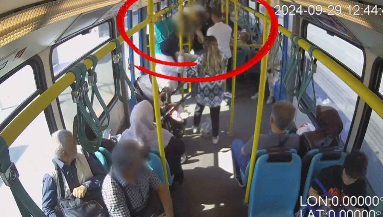 Metroda feci kavga! İki yolcu tekme tokat birbirine girdi! - 1. Resim