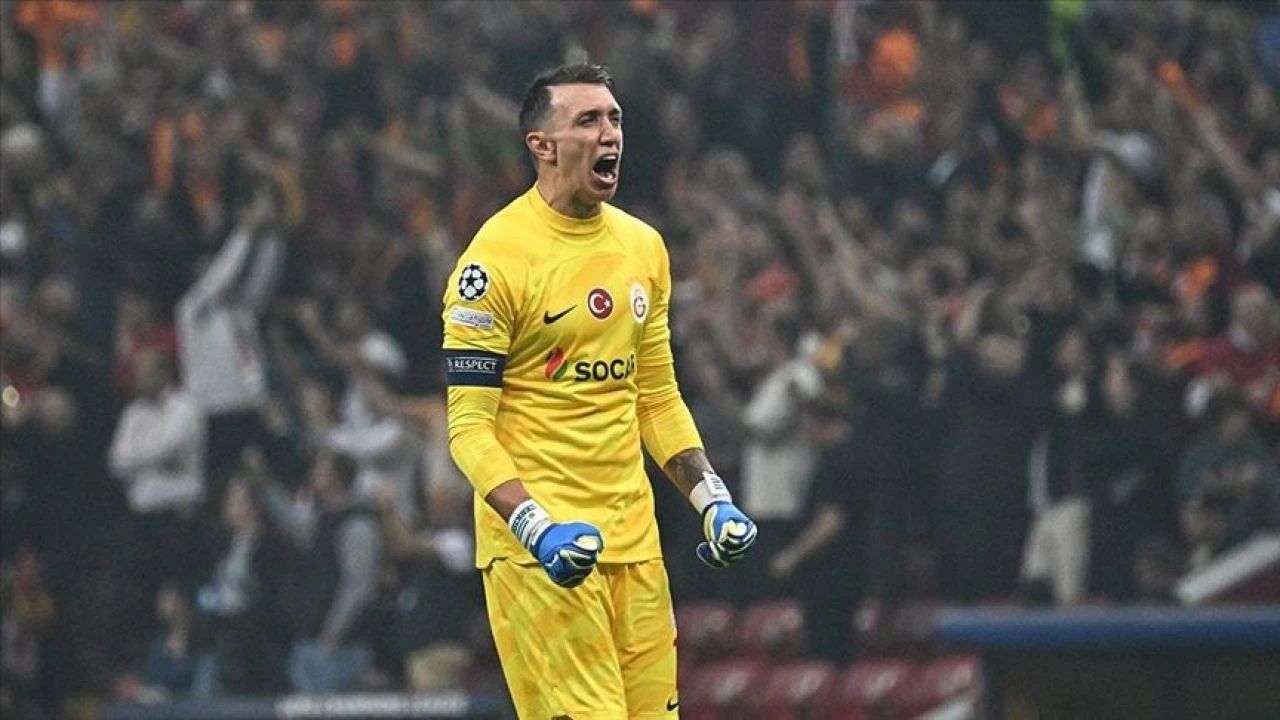 Muslera 3 maç ceza aldığı için RFS ve Elfsborg maçlarında oynamayacak