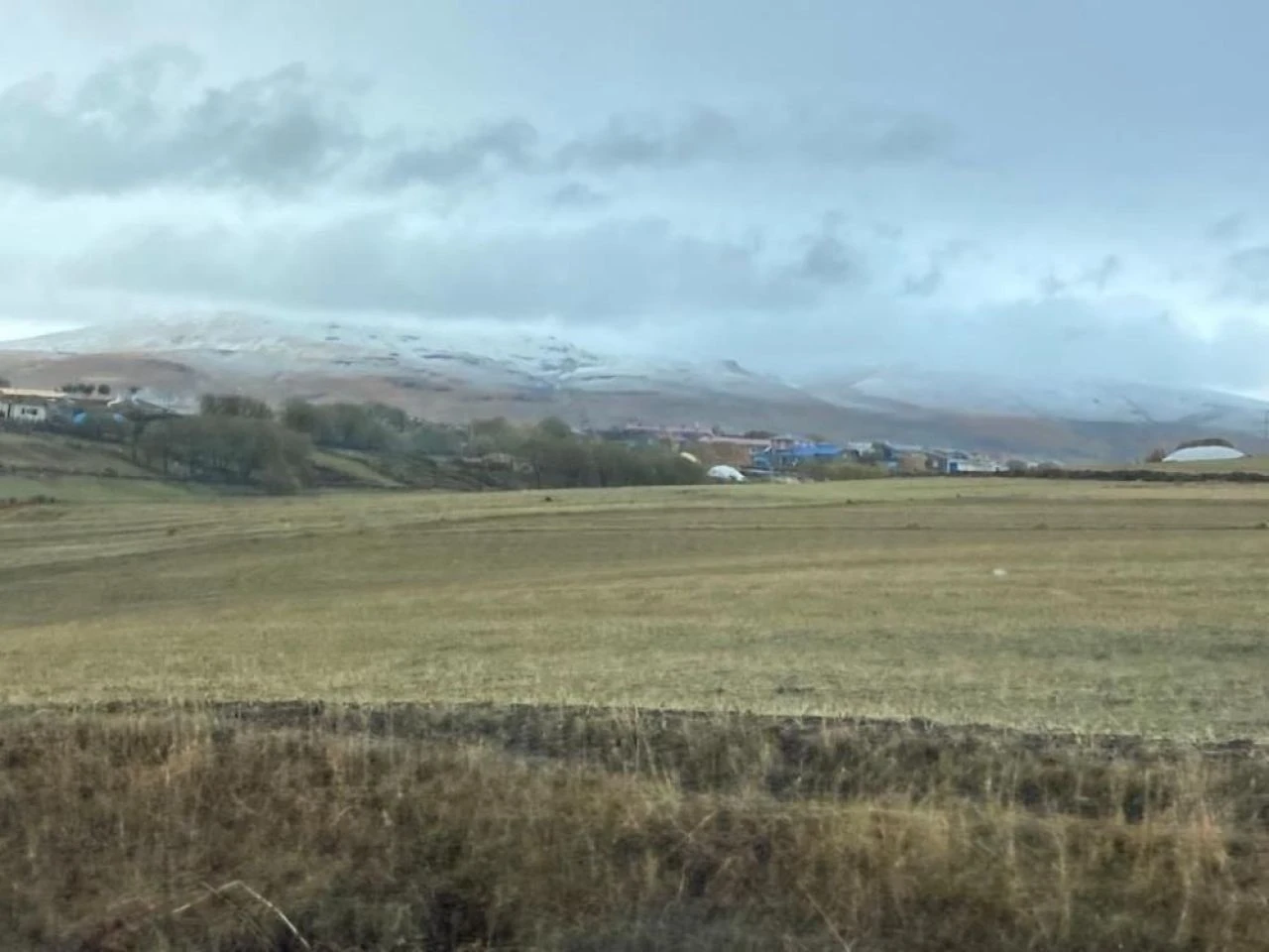 Sıcaklıklar düştü, mevsimin ilk karı yağdı! Dağın zirvesi bembeyaz oldu