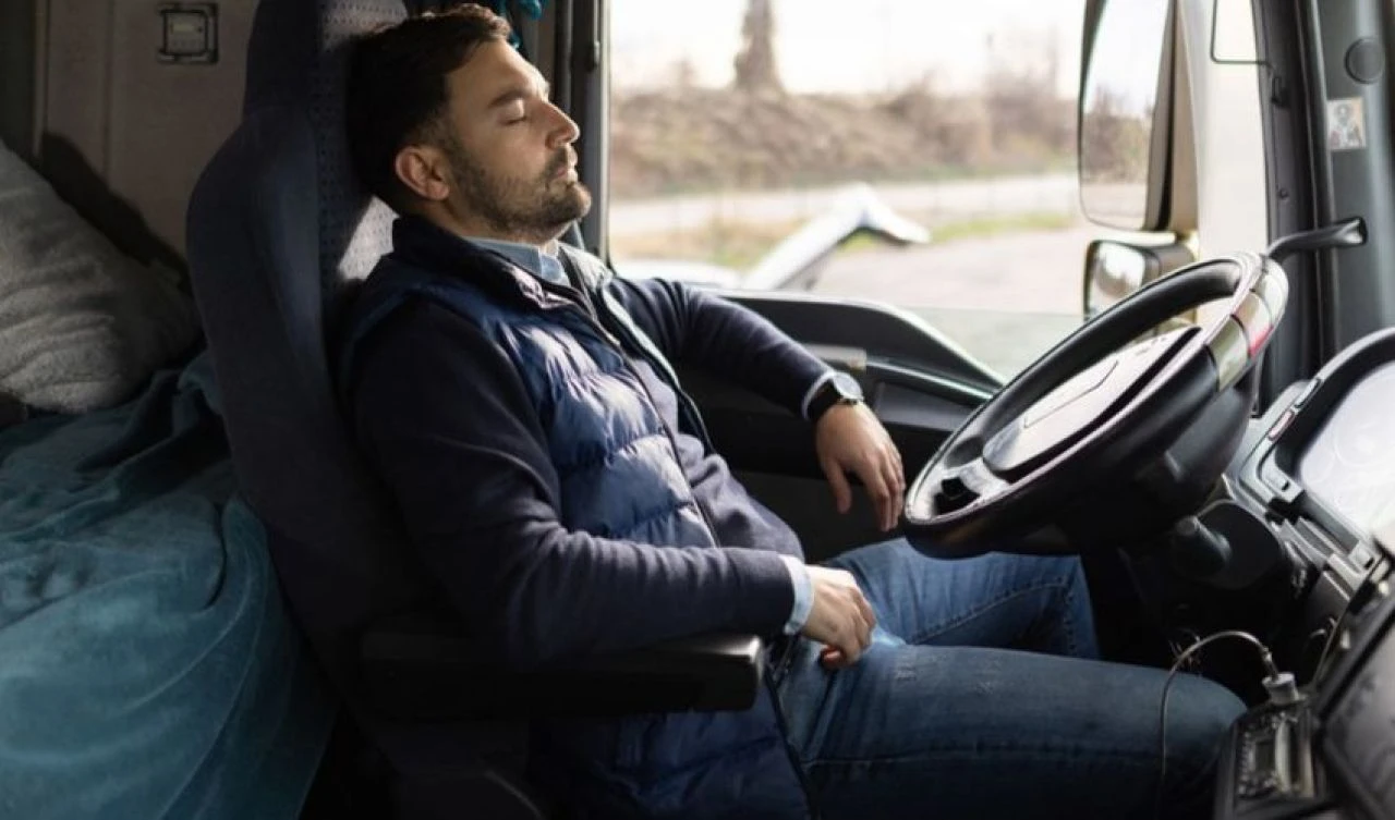 Yaptığı kural hatası ona pahalıya patladı! Tır şoförüne dudak uçuklatan ceza