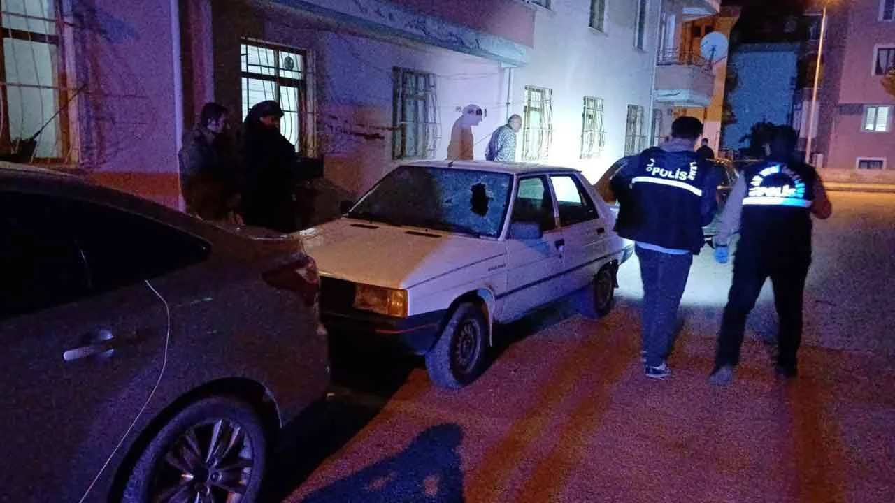 Alacak-verecek meselesinde kurşun yağdı: 4 araç zarar gördü - 1. Resim