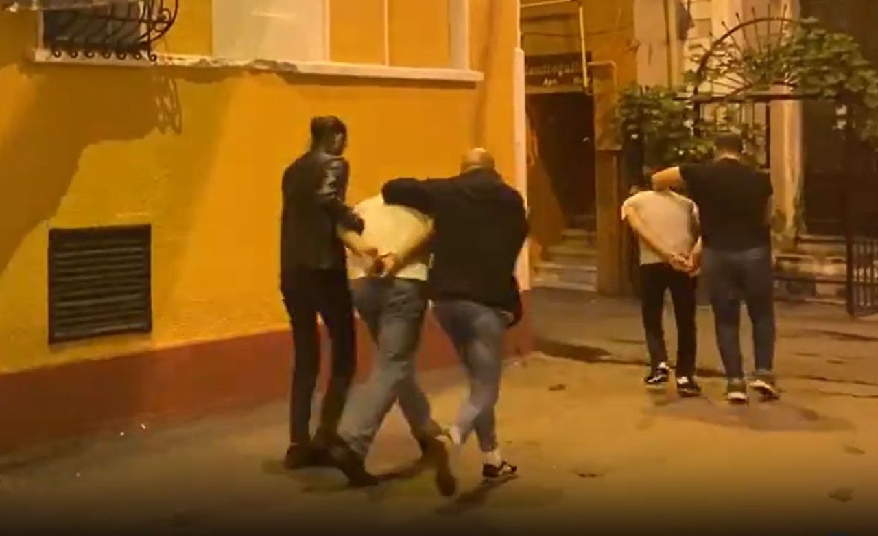 Beyoğlu'nda genç kadına tecavüz girişimi! Tacizciler gözaltına alındı: Dehşet anları kamerada - 2. Resim