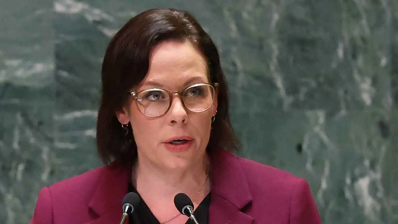 İsveç parlamentosunda ortalık karıştı! Bakana domatesli saldırı - 1. Resim