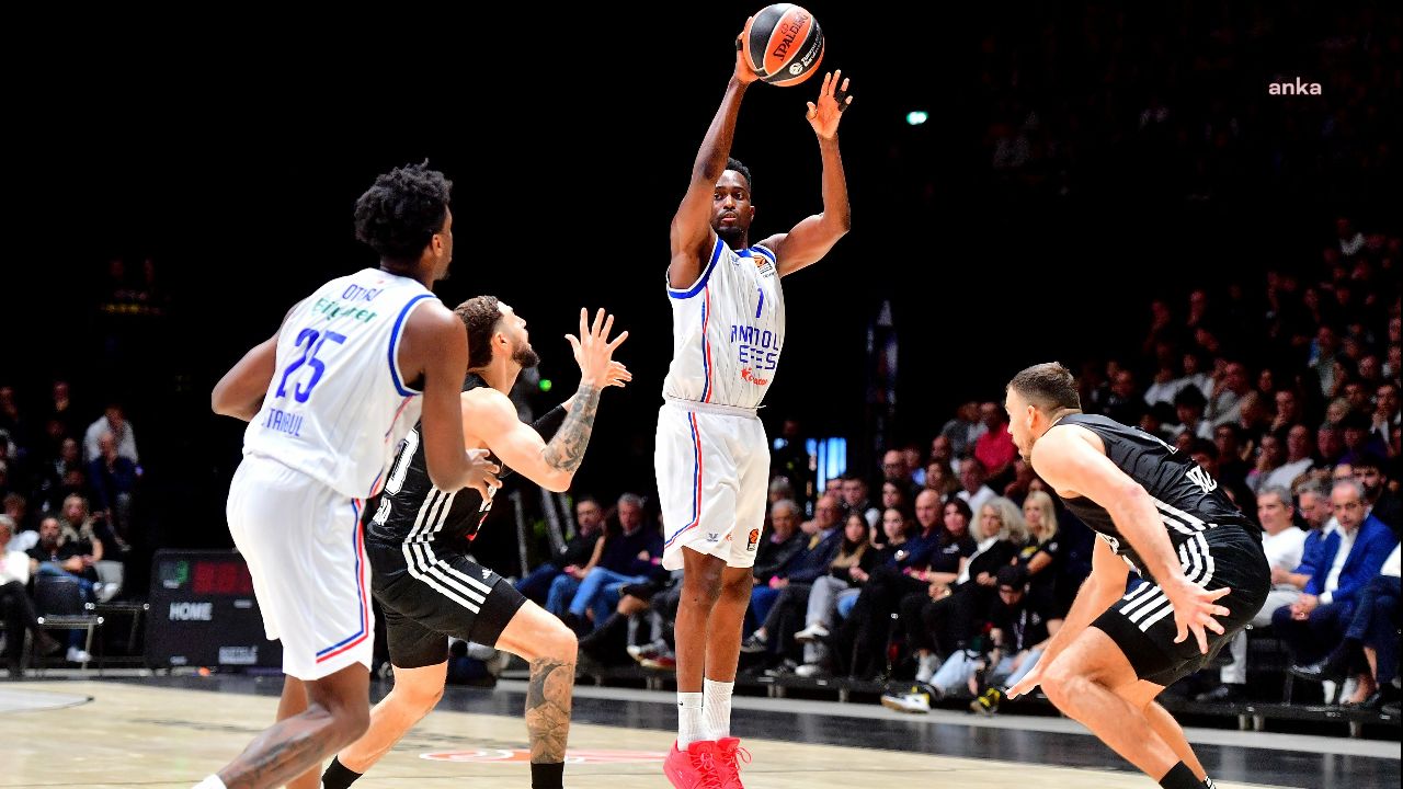 Anadolu Efes, EuroLeague ilk maçında Virtus Bologna&#039;yı 76-67 mağlup etti!